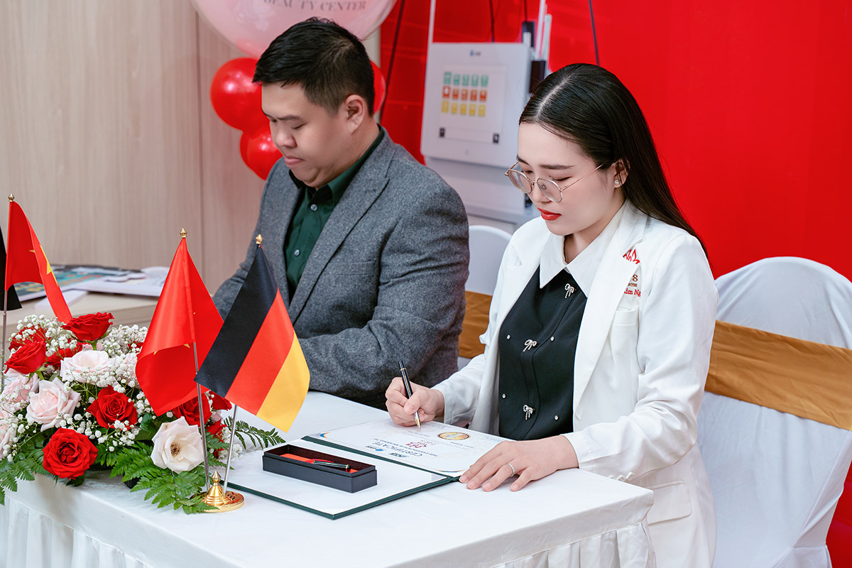 Lễ ký kết chuyển giao công nghệ Laser FlesSyx Lạc's Beauty Center